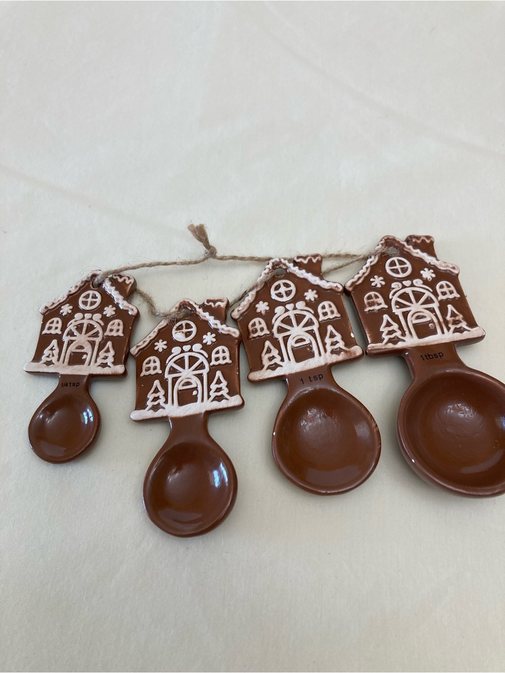 Gingerbread House Ceramic Measuring Spoon Set - Brown and white.
